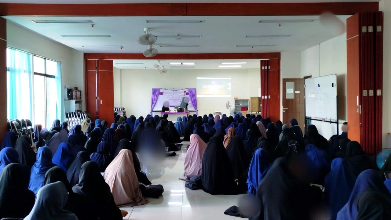 Dema STIBA Makassar Gelar Pelatihan Public Speaking untuk Mahasiswi Semester 7