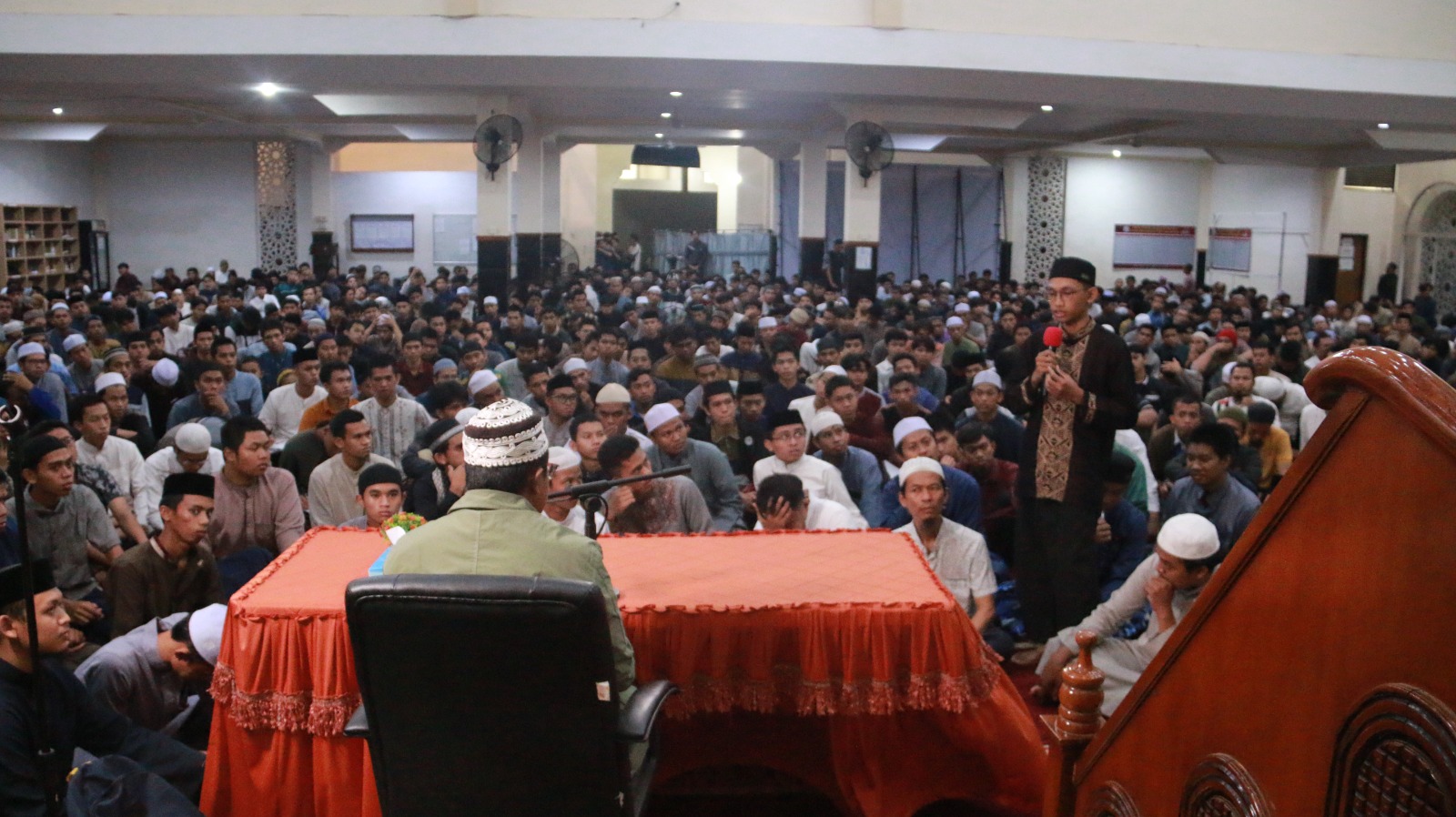 Jawab Pertanyaan Mahasiswa, Ustaz Budi Ashari: “Jika Anda Tidak Membaca, Anda Tidak Layak Bicara Soal Peradaban”