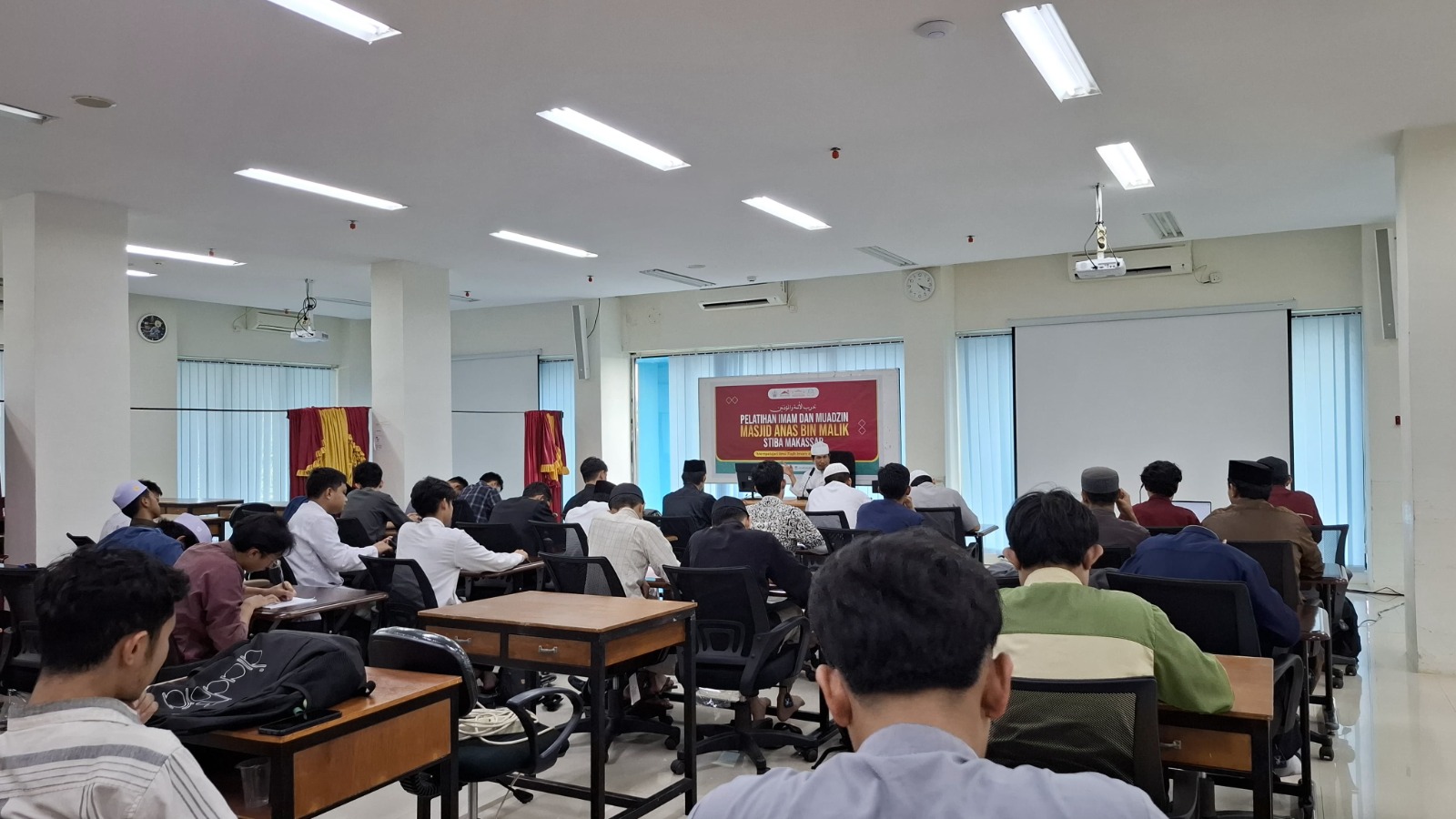 UKK Biro Rumah Tangga Masjid Anas bin Malik dan Raudhatul Huffazh STIBA Makassar Gelar Pelatihan Imam dan Muazin