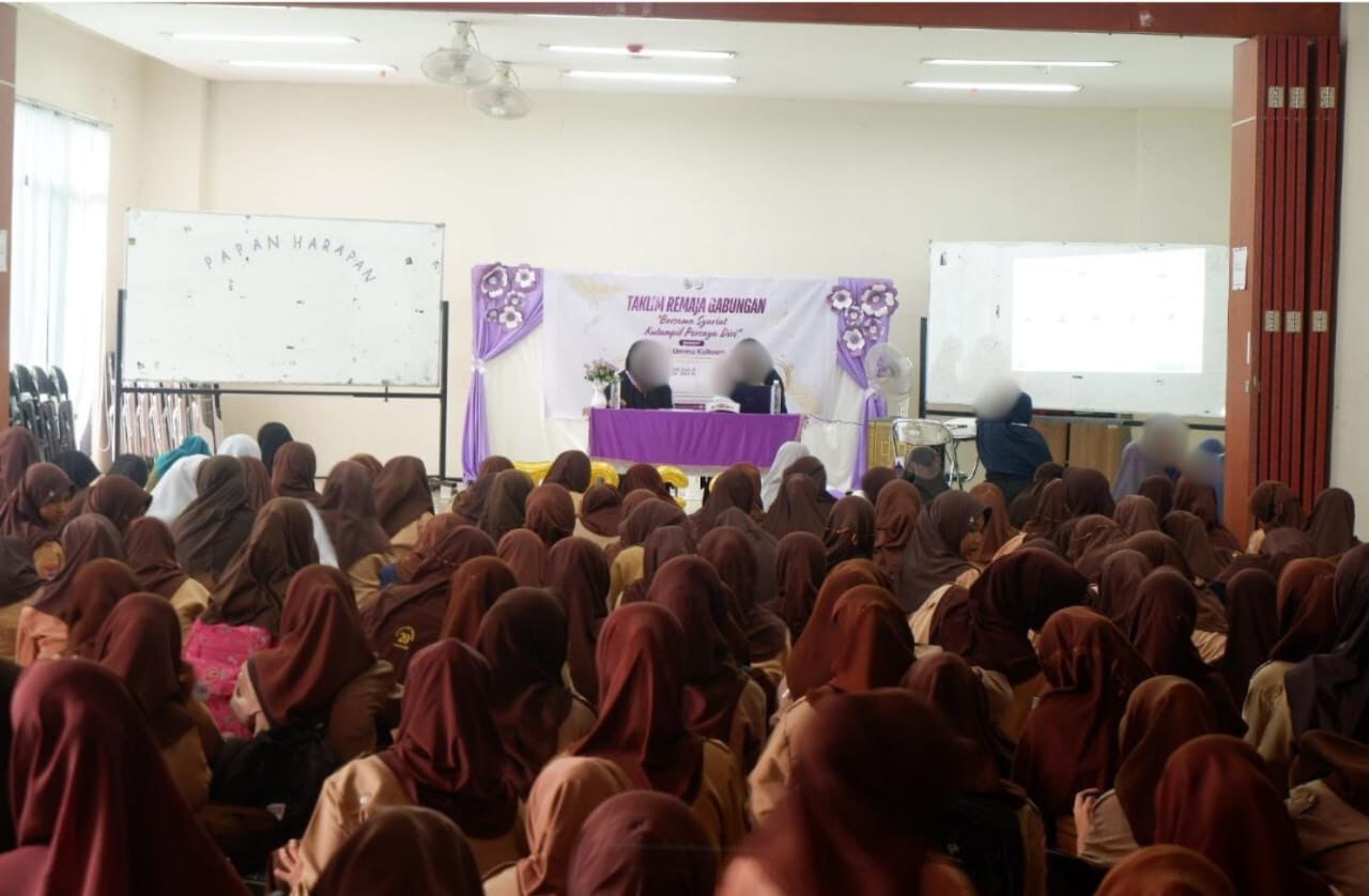 Taklim Remaja Putri: Bersama Syariat Kutampil Percaya Diri