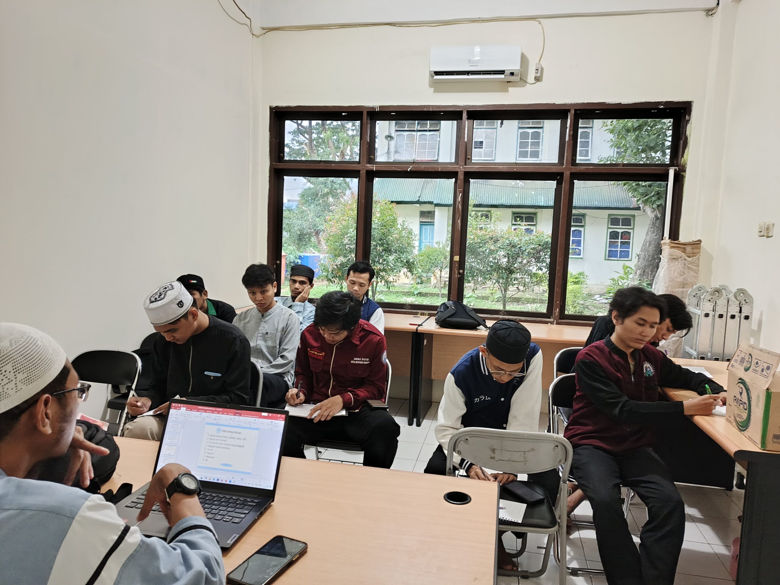 UKM Kalam Siapkan Generasi Penulis, Bikin Tulisan Berkelas Bersama Penulis Buku 100 Ulama Nusantara