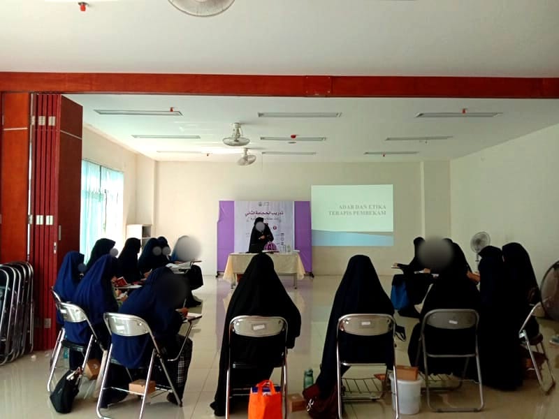 Lahirkan Terapis Bekam Kompeten, 18 Muslimah Ikuti Pelatihan Bekam Dema Putri