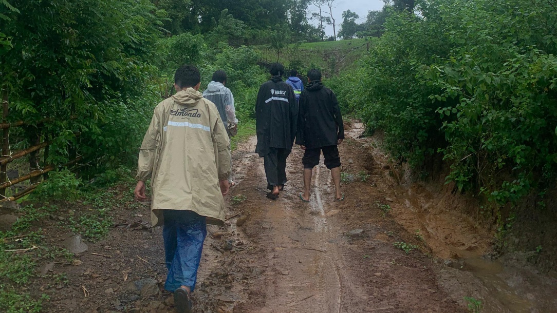 Hujan, Lumpur, dan Asa, Iringi Perjalanan 13 Mahasiswa STIBA Makassar ke Sekolah Tanpa Guru