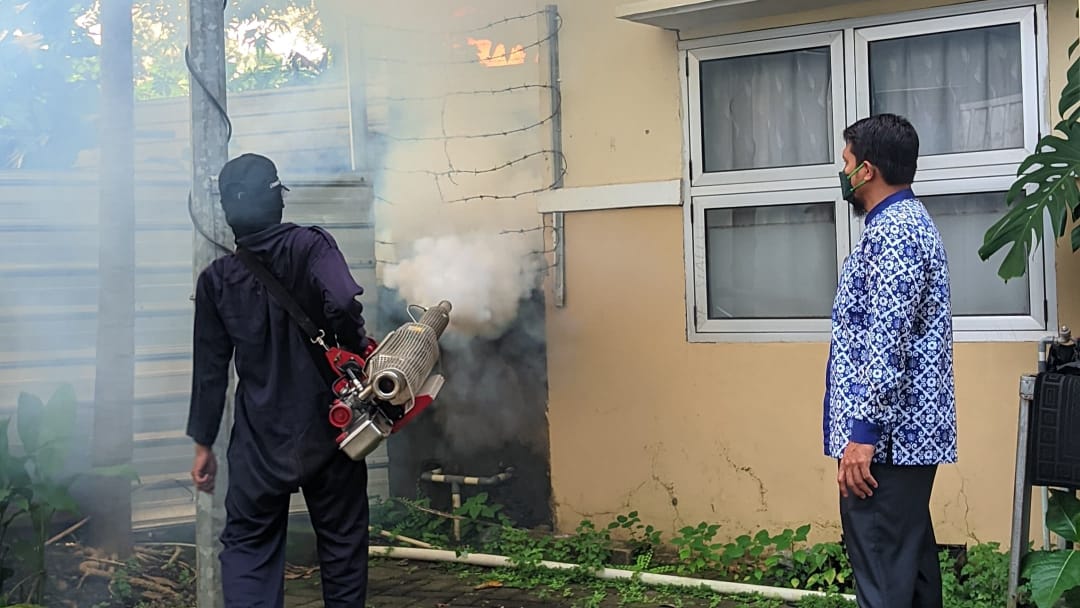 Upaya Pencegahan DBD, Klinik STIBA Makassar Adakan Fogging di Area Kampus