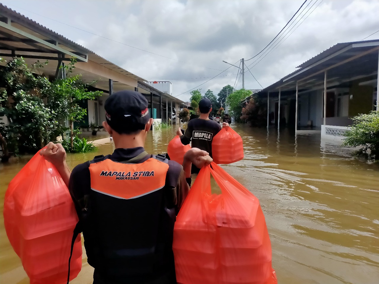 Relawan Mahasiswa STIBA Makassar di Garis Depan Evakuasi Korban Banjir