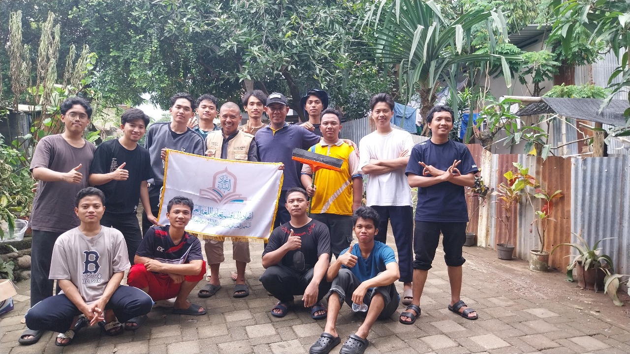 HMJ PBA dan HIMPS PM Bergerak! Bersihkan Kompleks Ikhwah Pasca-Banjir