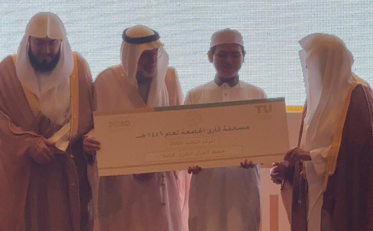 Mahasiswa STIBA Makassar Raih Juara di Saudi, Hadiah Diserahkan oleh Syekh As-Sudais