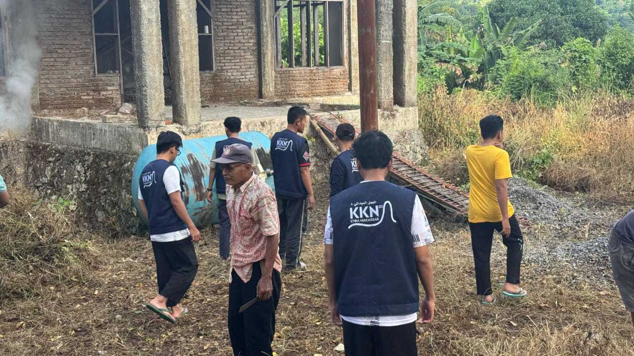 Gotong Royong di Desa Purnakarya: Mahasiswa KKN, Karang Taruna, dan Warga Bersatu Bersihkan Lingkungan