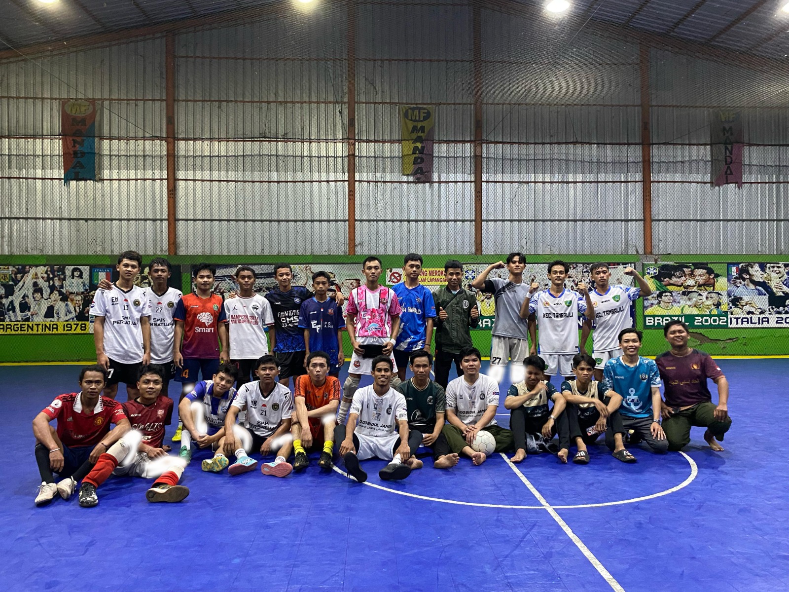 Gokilnya Fun Futsal! Mahasiswa KKN VIII STIBA Makassar Ajak Pemuda Desa Kurusumange Jalin Keakraban di Lapangan