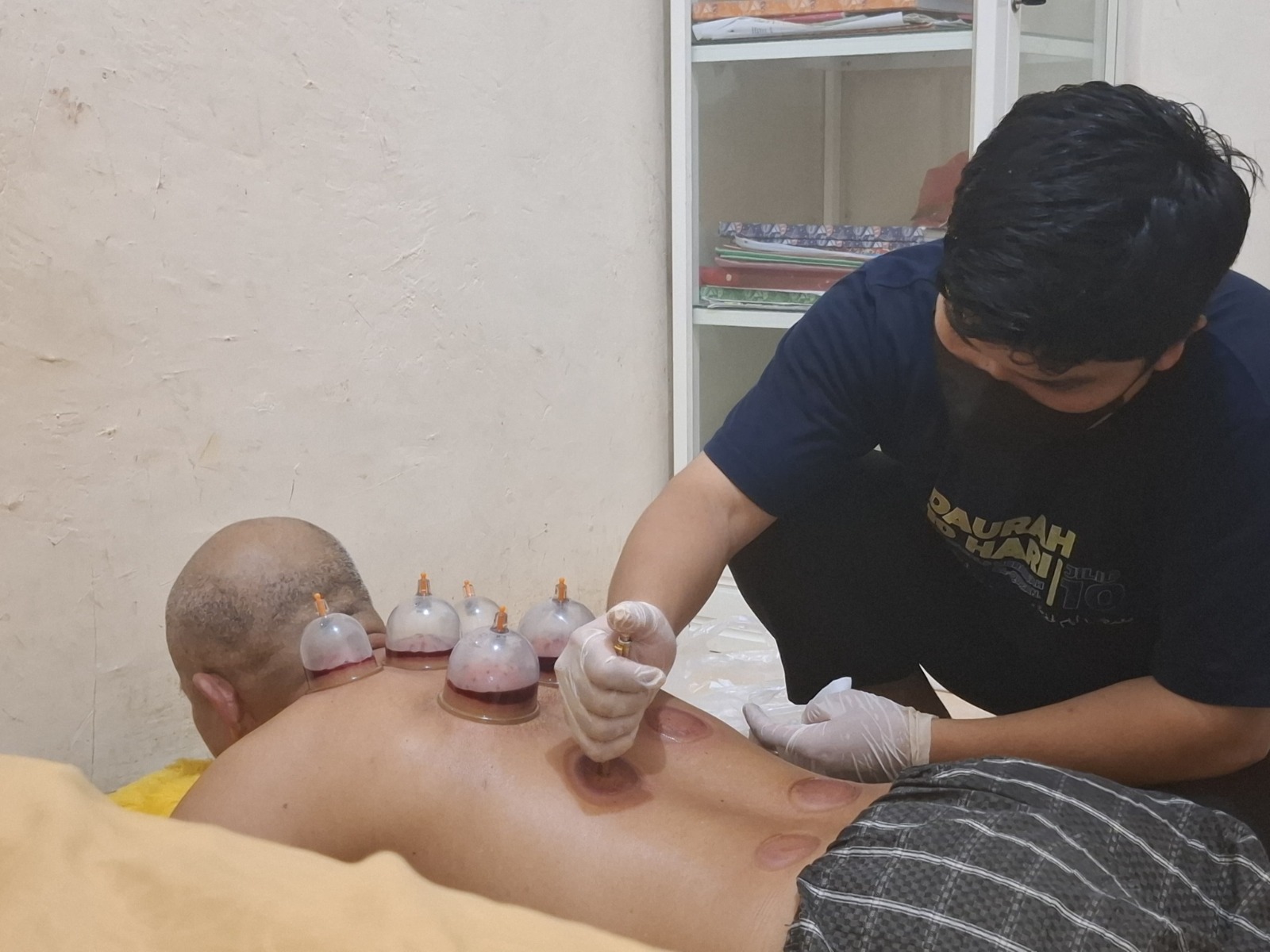 Mahasiswa KKN STIBA Makassar Gelar Bekam Sunah Gratis, Warga Antusias: “Program Seperti Ini yang Dibutuhkan!”