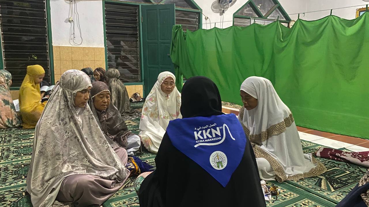 Mahasiswi KKN STIBA Makassar Jadi Jembatan Ilmu bagi Lansia Buta Aksara Al-Quran