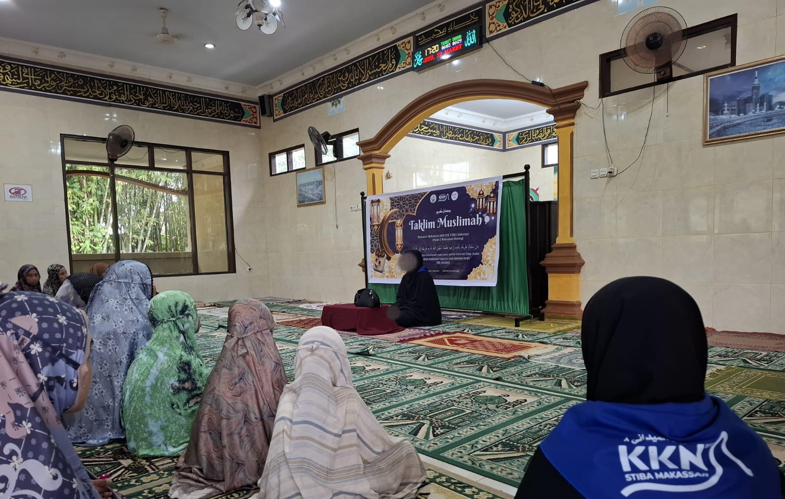 Dapat Ilmu, Hadiah, dan Kebersamaan: Taklim Mahasiswi KKN STIBA Bikin Ibu-Ibu Tersentuh