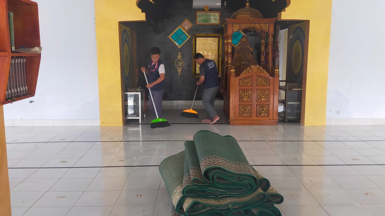 Semangat Gotong Royong, Mahasiswa KKN dan Warga Kompak Bersihkan Masjid