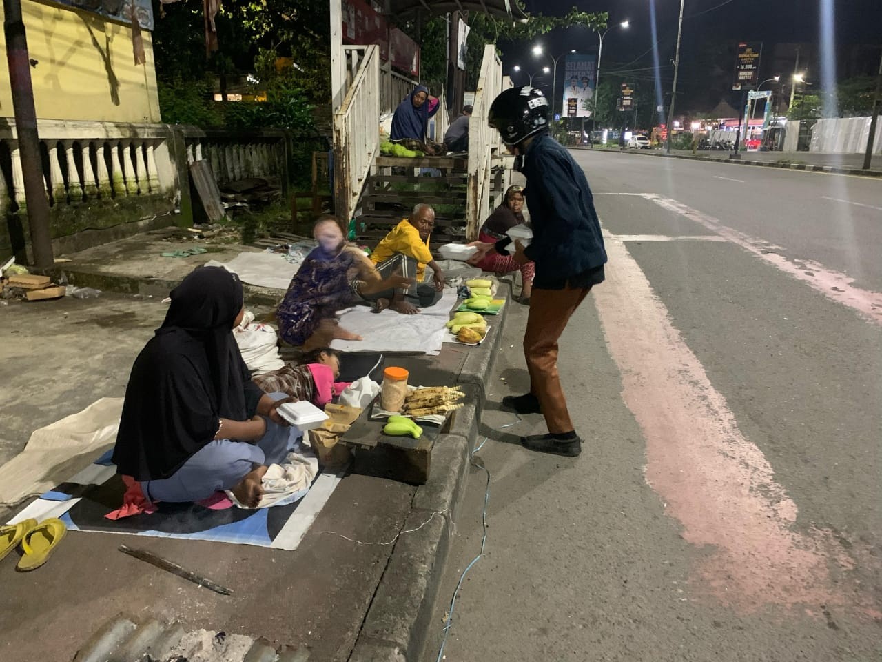 Sahur On The Road: Ketika Berbagi Jadi Lebih dari Sekadar Nasi Bungkus