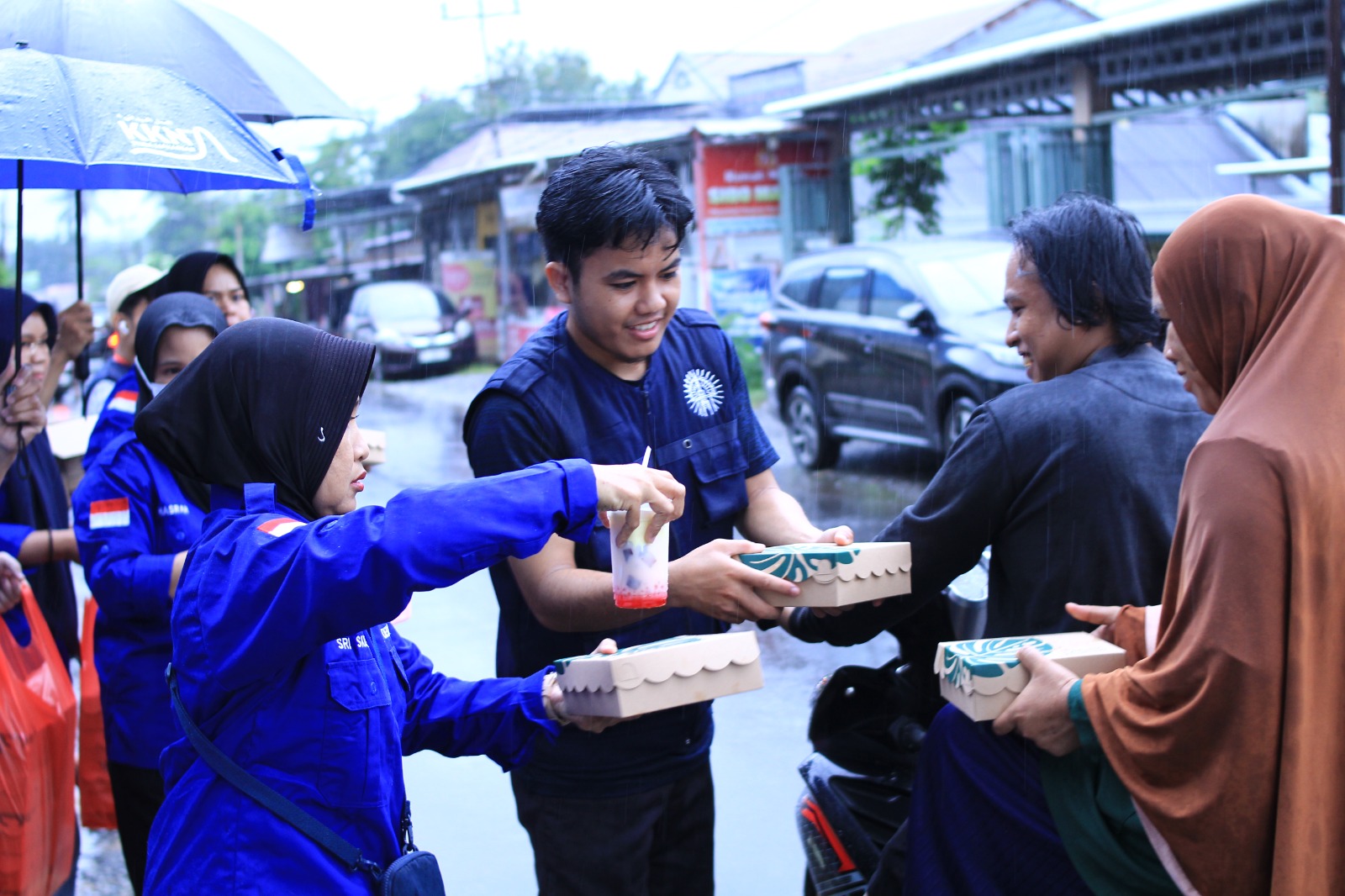 Kolaborasi dengan Pemerintah Desa Sudirman, Mahasiswa KKN Bagi-Bagi Takjil: Hujan Deras Bukan Halangan