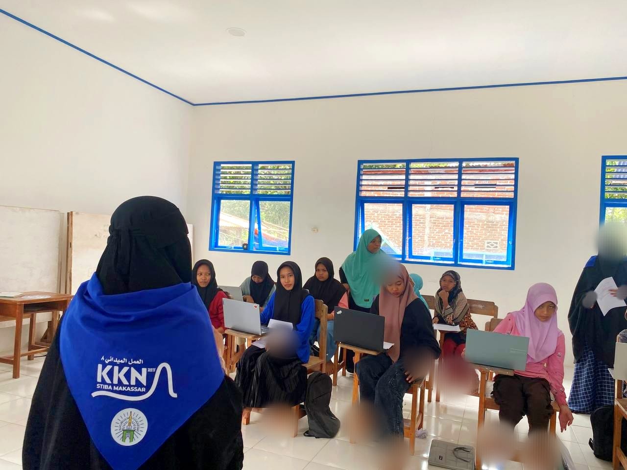 Mahasiswi KKN STIBA Makassar Kenalkan Dasar-Dasar Komputer, Warga Bonto Panno Antusias