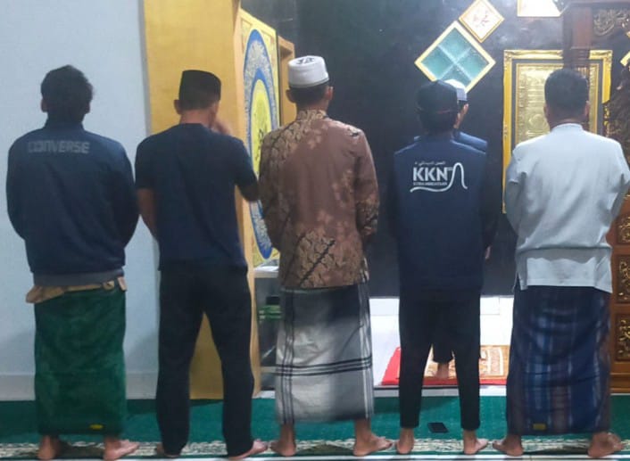 Hujan Deras, Mahasiswa KKN STIBA Makassar dan Tentara Yon Arhanud Ramaikan 10 Malam Terakhir dengan Salat Lail
