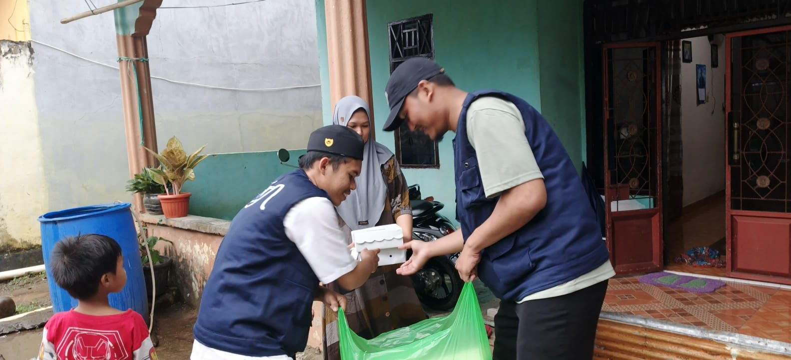 Setiap Pintu Rumah Jadi Saksi, Mahasiswa KKN STIBA Makassar Tebar Iftar di Lekopancing