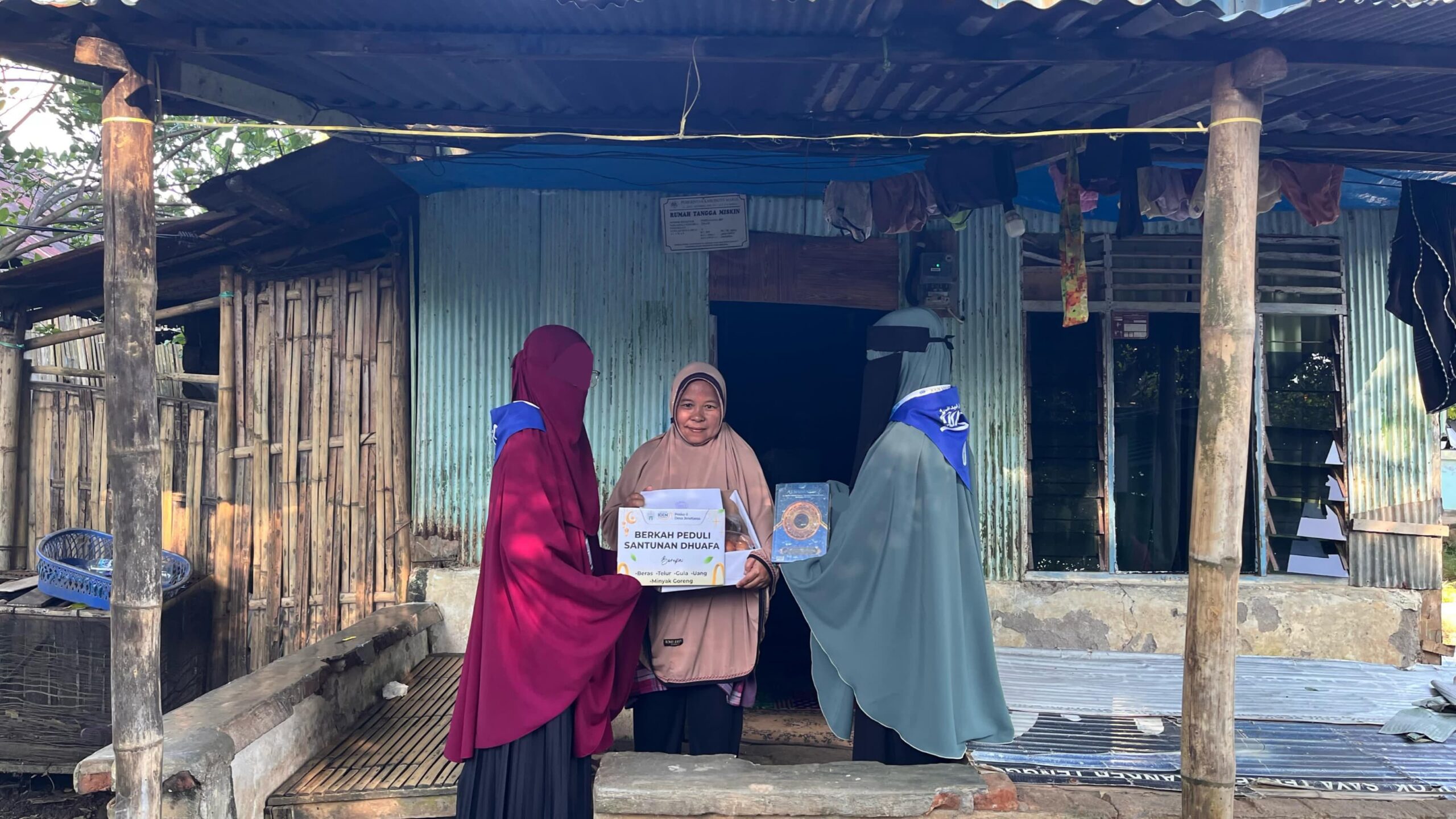 Air Mata Bahagia, Mahasiswi KKN STIBA Hadirkan Kepedulian bagi Dhuafa di Desa Jenetaesa