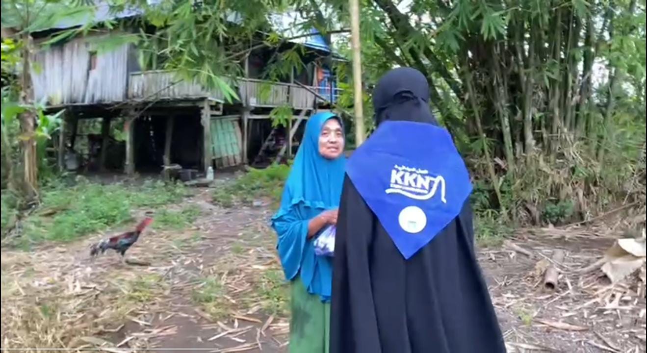 Wujud Kepedulian, Mahasiswi KKN VIII STIBA Makassar Salurkan Bantuan Hingga ke Pelosok