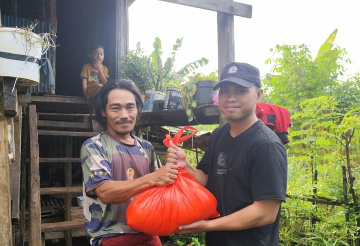Mahasiswa KKN STIBA Desa Pucak Bantu Salurkan Zakat Fitrah, Remaja Masjid: “Kami Sangat Terbantu”
