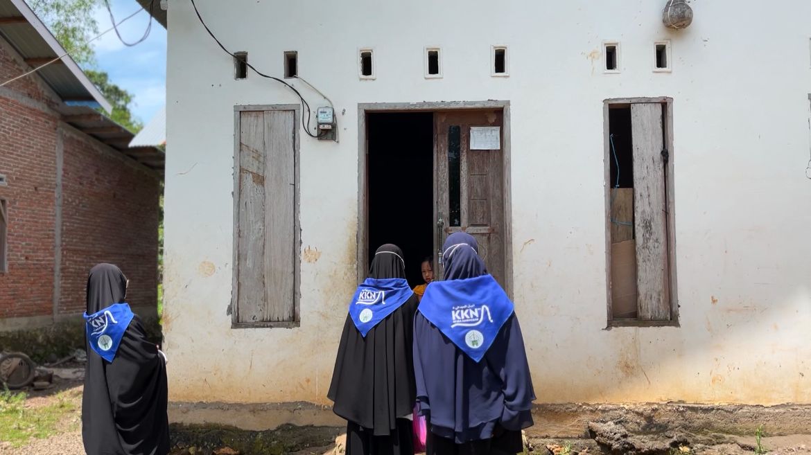 Pertama Kali di Desa Tompobulu, Mahasiswa KKN Bagi-Bagi Sembako untuk Warga