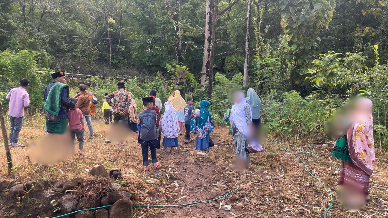 Terobos Medan Berat: Pengorbanan Mahasiswa KKN Demi Warga Terpencil Bisa Salat Idulfitri