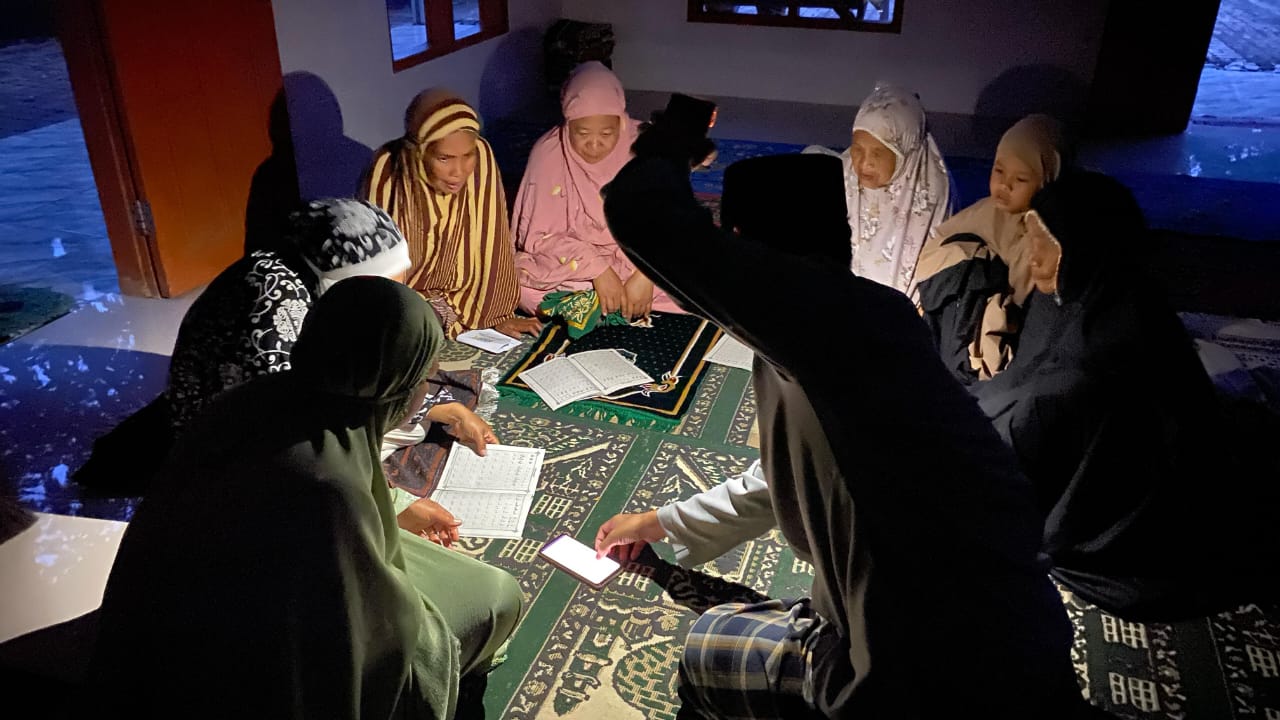 Gelap Bukan Halangan: Kepala Dusun dan Warga Tetap Semangat Mengaji