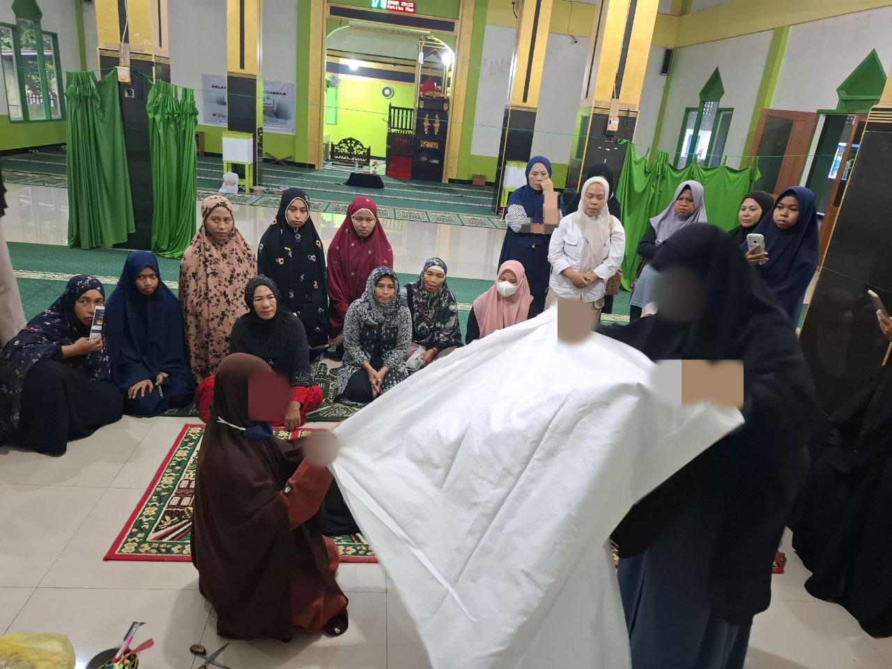 Belajar Urus Jenazah ala Sunah: Warga Borong Tetap Semangat Meski Hujan Deras