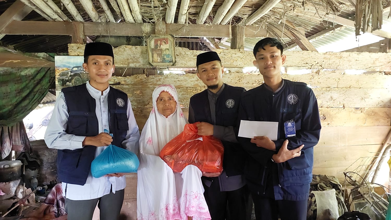 Ibu Dg. Basse: Rumahnya Nyaris Roboh, Tapi Hatinya Berdiri Kokoh