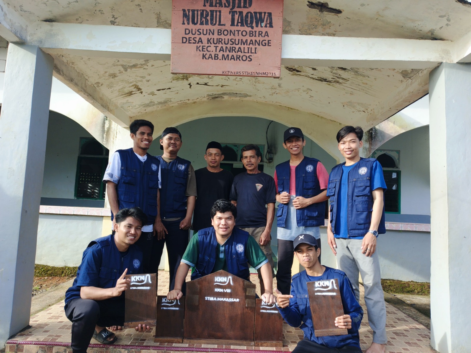 Bukan Sekadar Papan Nama, Tapi Bukti Cinta Mahasiswa KKN untuk Kurusumange