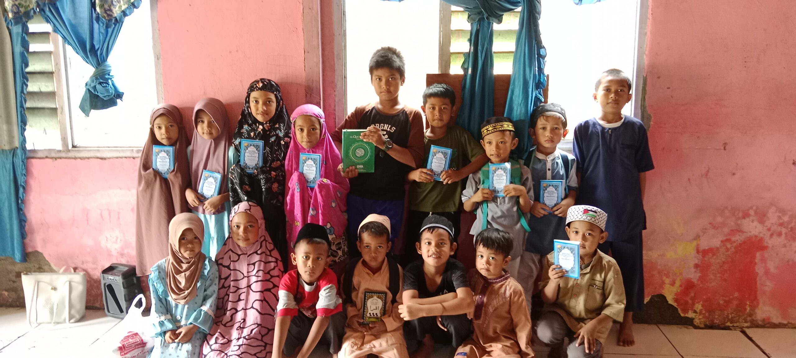 Hadiah Terindah KKN STIBA Makassar, 265 Buku Islami untuk Desa Kurusumange