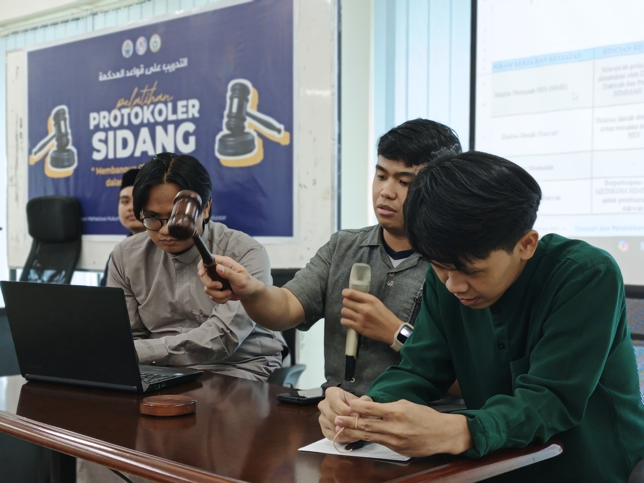 Latihan Jadi Hakim: Mahasiswa HES Belajar Protokoler Sidang