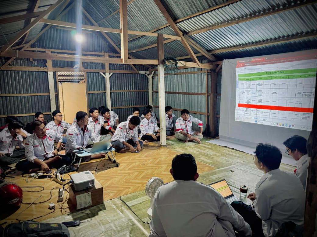 Musyawarah Awal Semester di Tepi Pantai: Ketika UKM Kesehatan Memadukan Evaluasi dan Kebersamaan