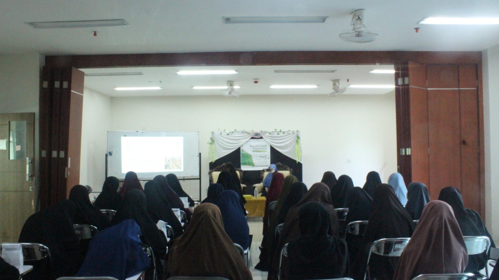 Kuatkan Peran Pemimpin Salat, UKK Kepesantrenan dan Keasramaan Gelar Pembekalan Imam Wanita