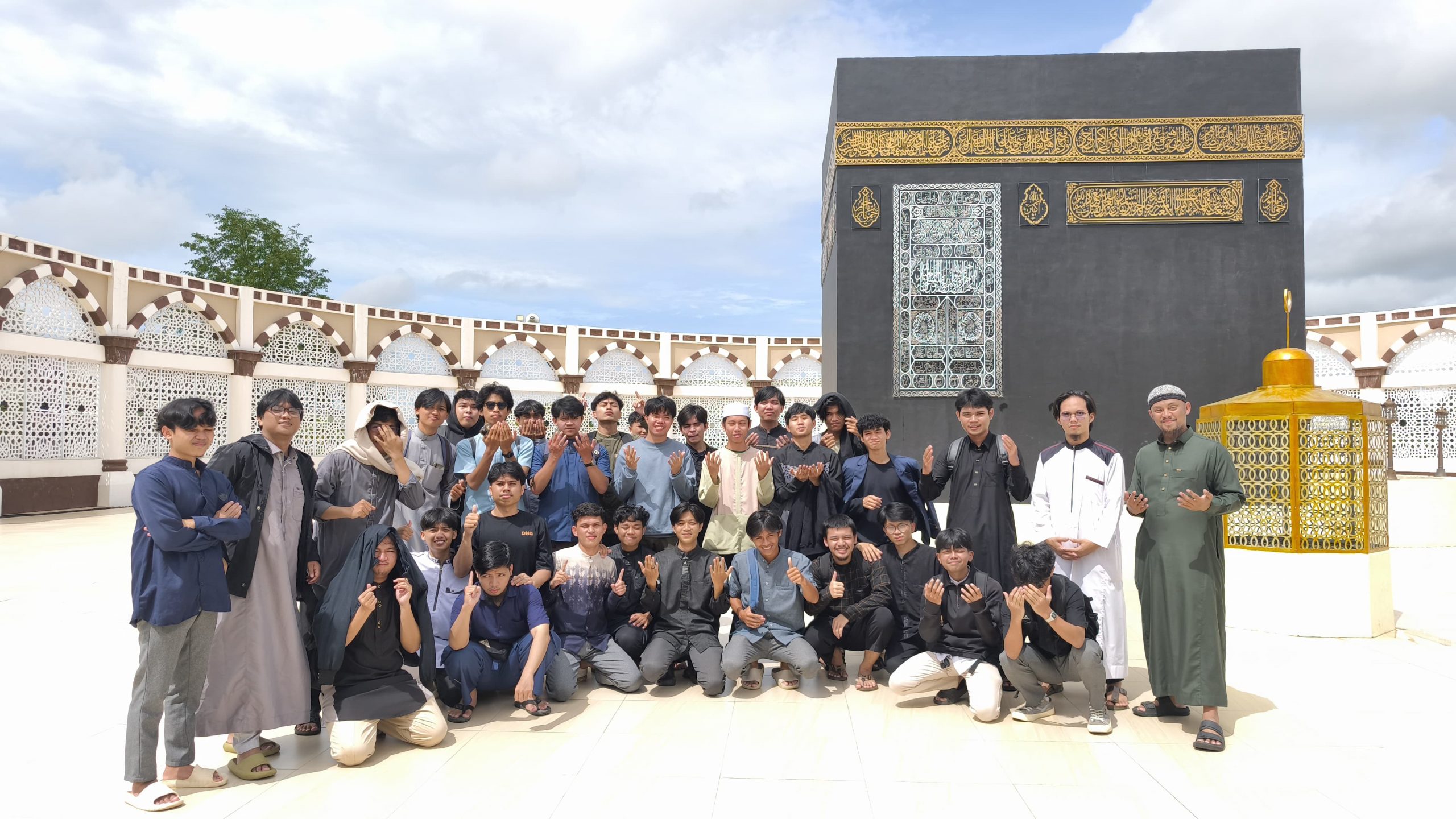 Belajar Haji Tak Hanya di Kelas, Mahasiswa HES Praktik Manasik di Asrama Haji