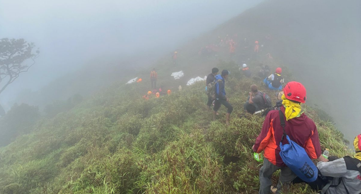Mapala IAI STIBA Makassar Terjun Langsung dalam Operasi SAR Pencarian Pesawat ATR 42-500 di Gunung Bulusaraung