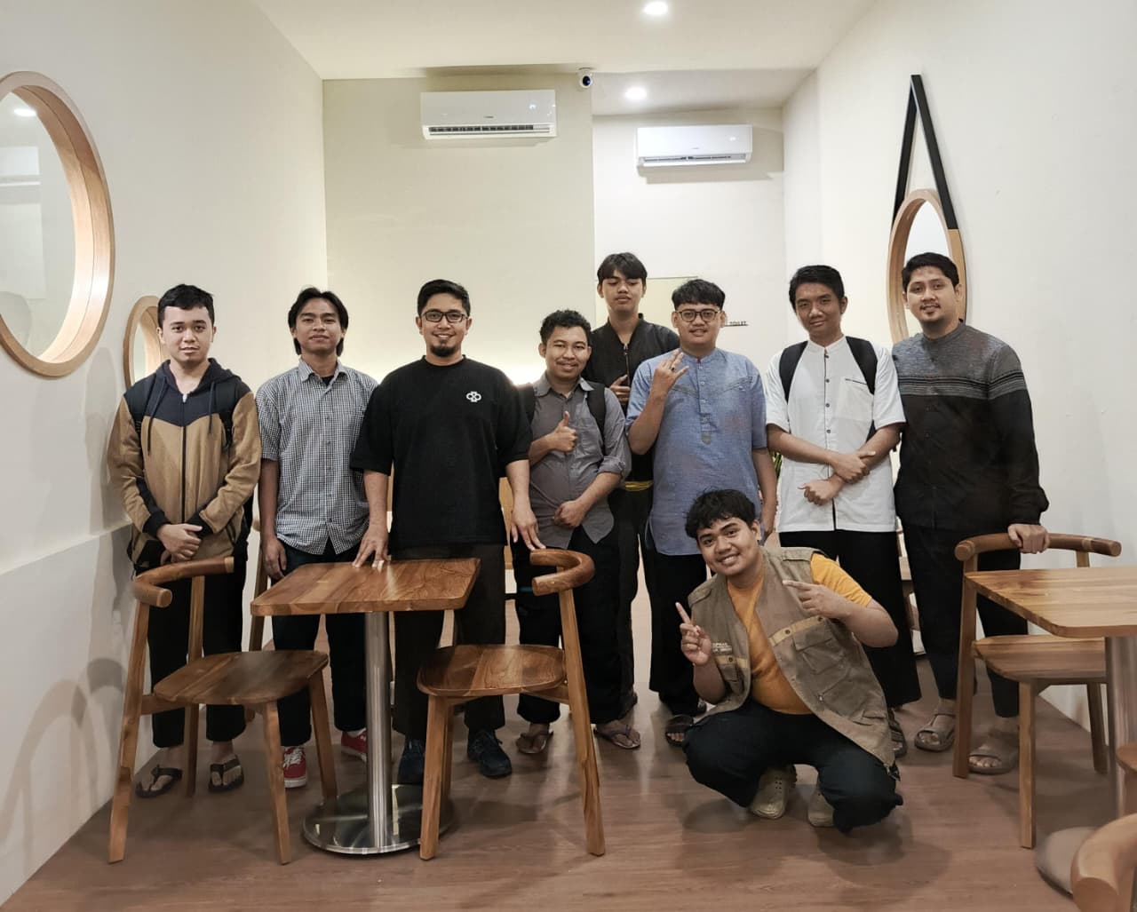 Dari Teori ke Lapangan: Mahasiswa HES Semester V Praktik Ekonomi Mikro di Sekitar Kampus